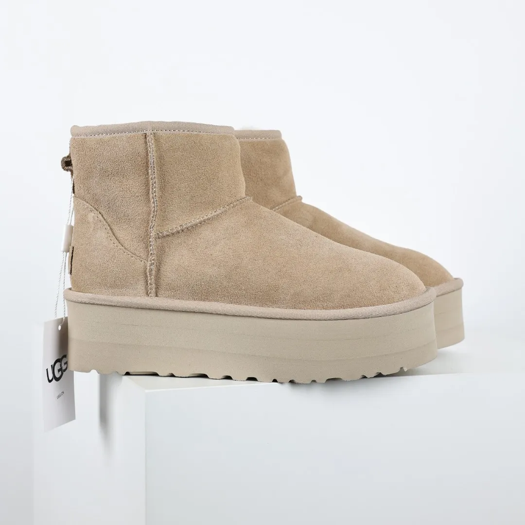 Pick up locally 💰580 Core recommended good price It is a very suitable choice for home furnishings. In the new year, uug launched a series of styles, which are partial to the preferences of young consumers and have also moved to the forefront of fashion trends. Shoe body material: water-repellent coated suede upper, 17 mm UGGPURE™ implantable wool insole, lightweight non-slip and comfortable rubber outsole, with brand LOGO and trademark, with full packaging Size: 35 36 37 38 39 40